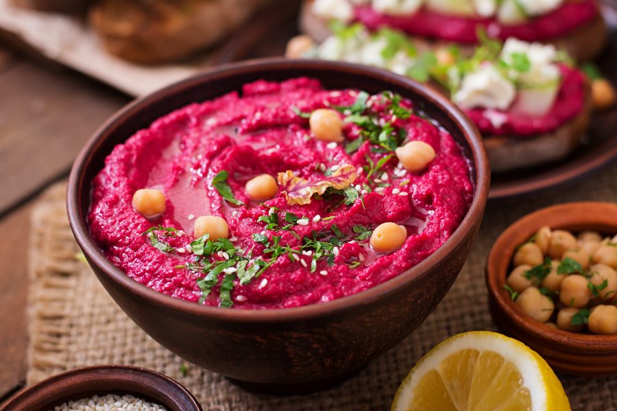 Hummus de remolacha con crudités de temporada