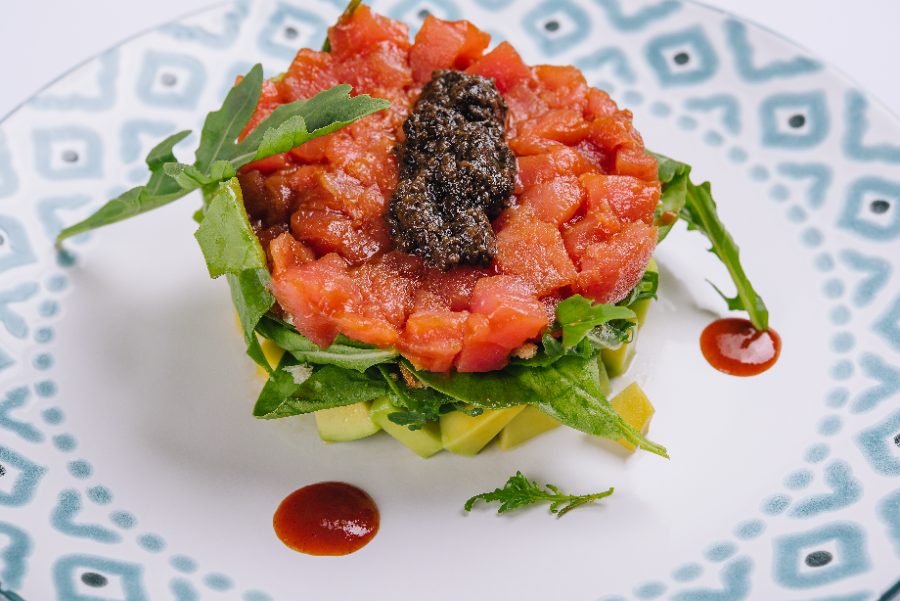 Tartar de tomate y aguacate con aceite de albahaca