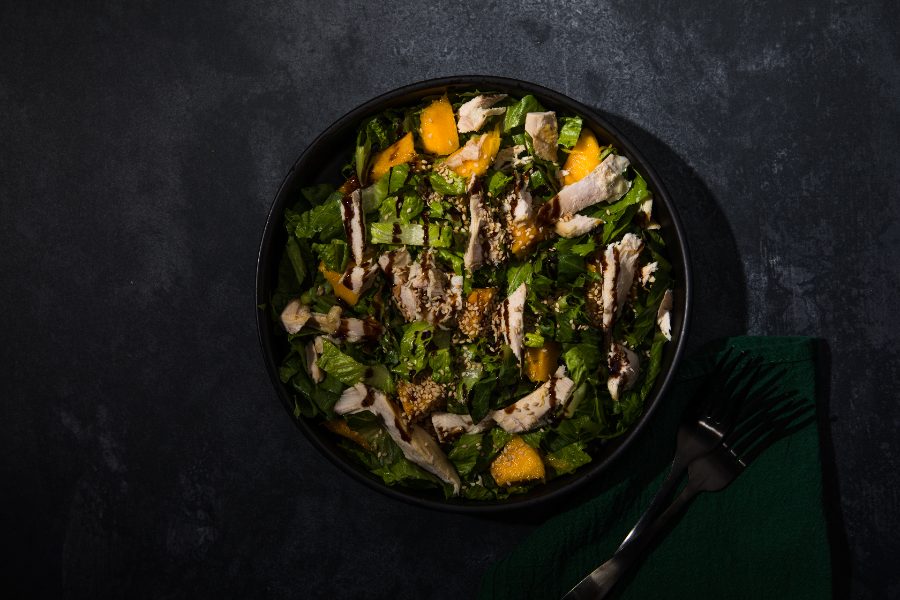 Ensalada de kale, mango y anacardos tostados