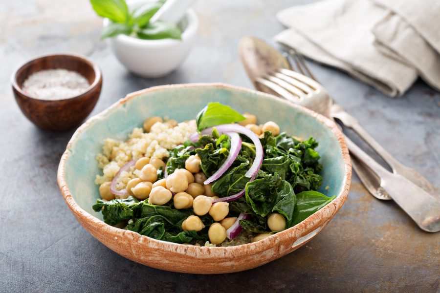 Bowl mediterráneo de quinoa, garbanzos y hierbas frescas