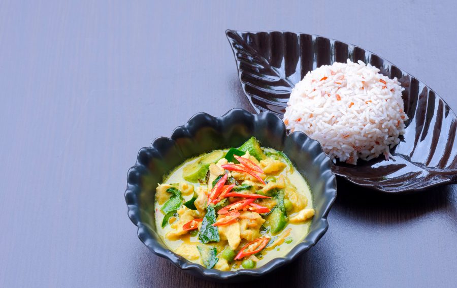 Curry verde de verduras y arroz jazmín